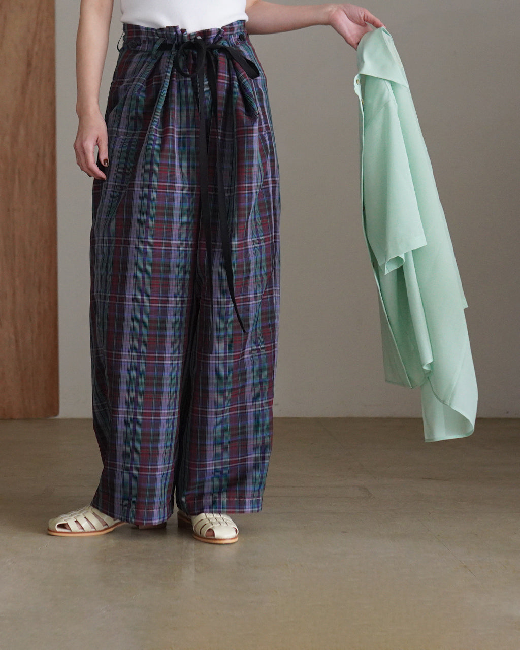 Semi-sheer yarn-dyed check tuck pants PO1S008