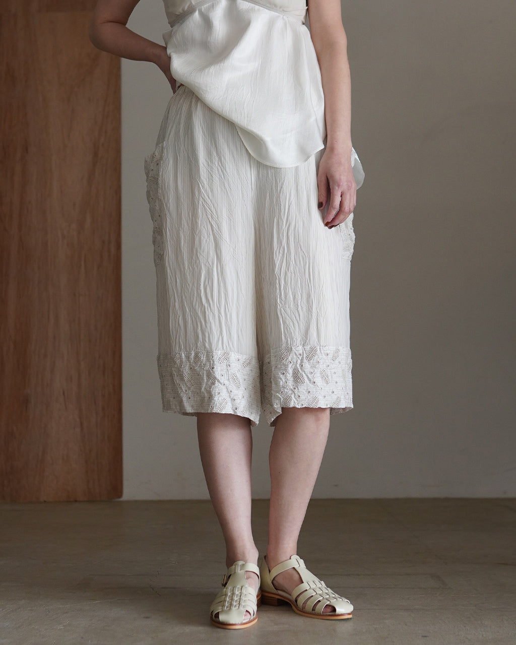 Leaf motif eyelet embroidery detail short pants PO1S031