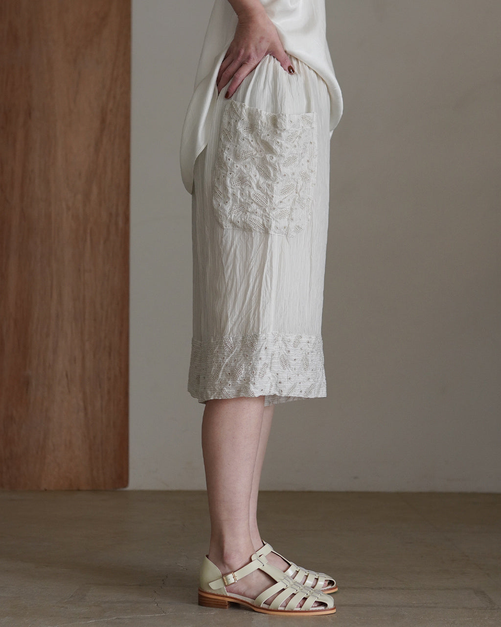 Leaf motif eyelet embroidery detail short pants PO1S031