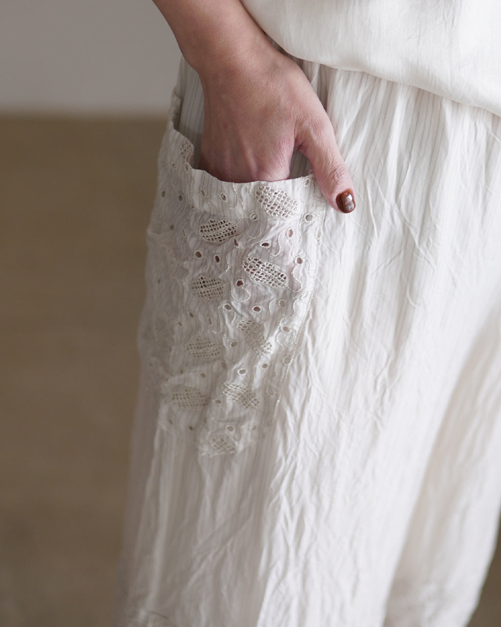 Leaf motif eyelet embroidery detail short pants PO1S031