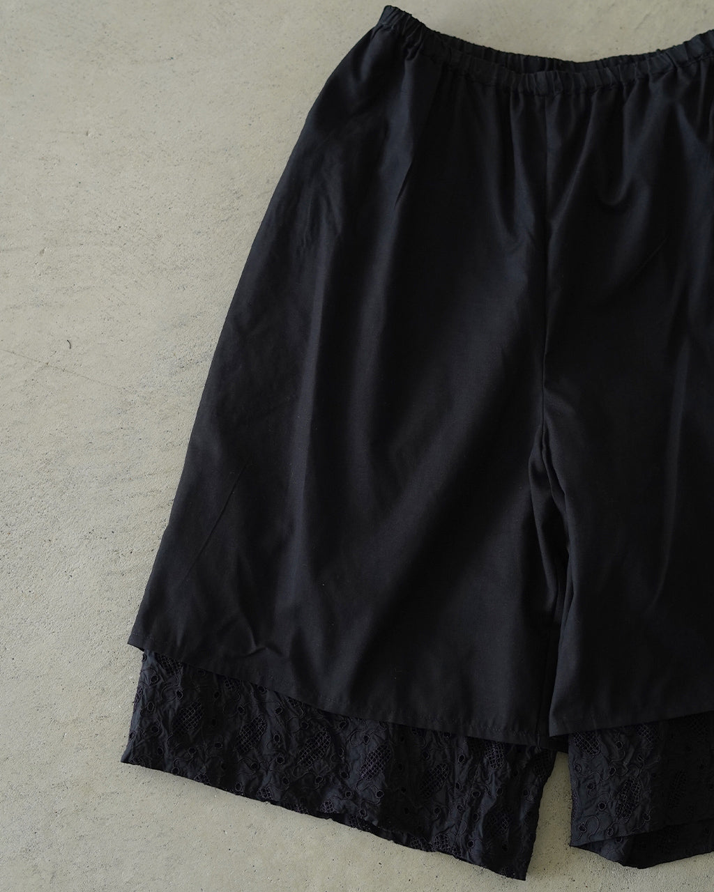 Leaf motif eyelet embroidery detail short pants PO1S031