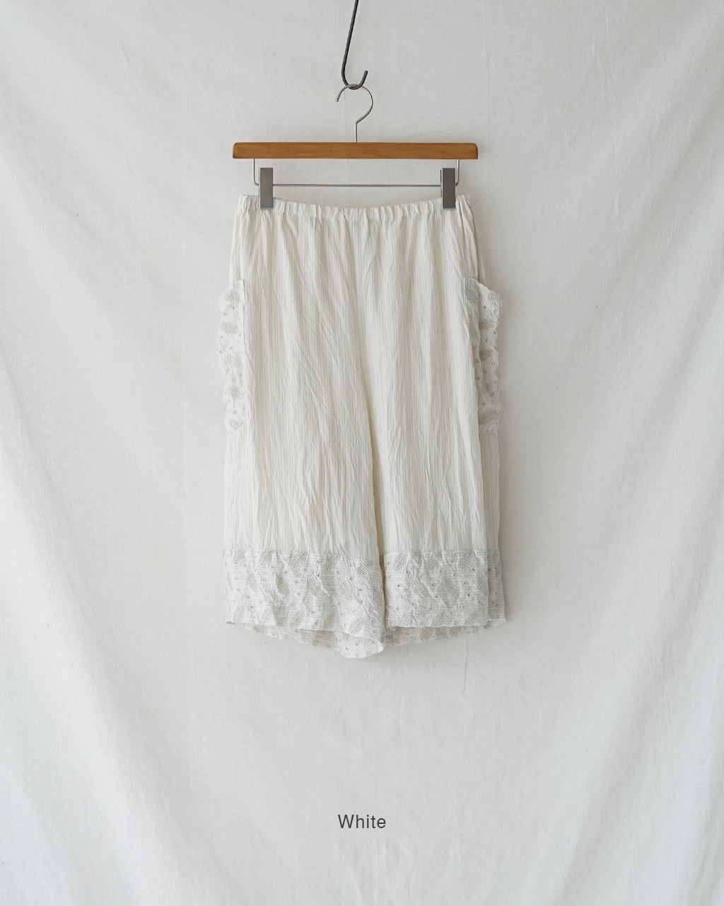 Leaf motif eyelet embroidery detail short pants PO1S031