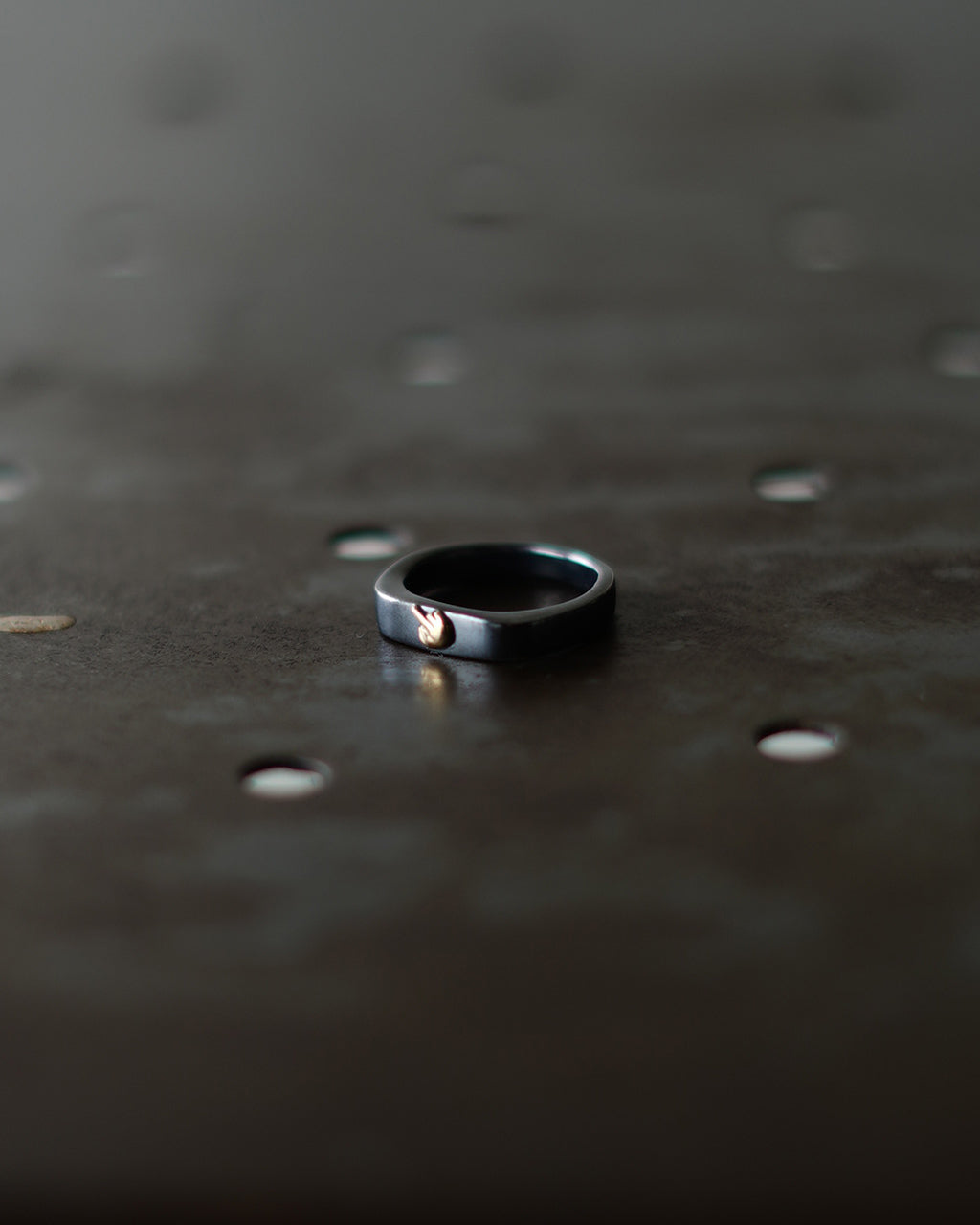 ブラック シルバー リング W/BLACK SILVER RING W/GOLD MIDDLE FINGER 18K ゴールド シルバー925 指輪 PC-011-3084