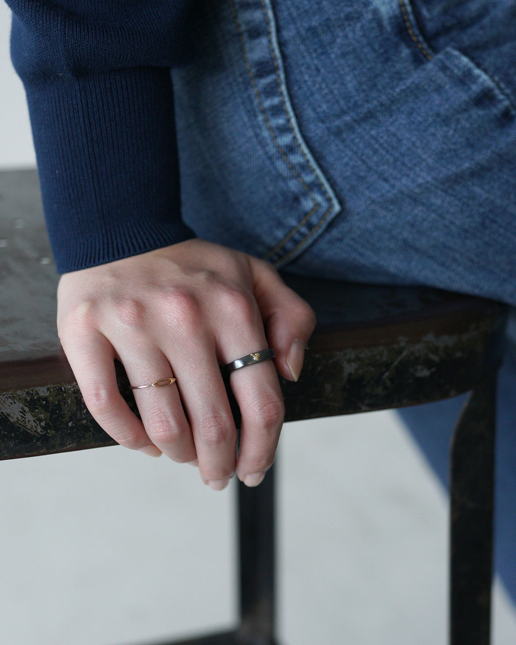 ブラック シルバー リング W/BLACK SILVER RING W/GOLD MIDDLE FINGER 18K ゴールド シルバー925 指輪 PC-011-3084