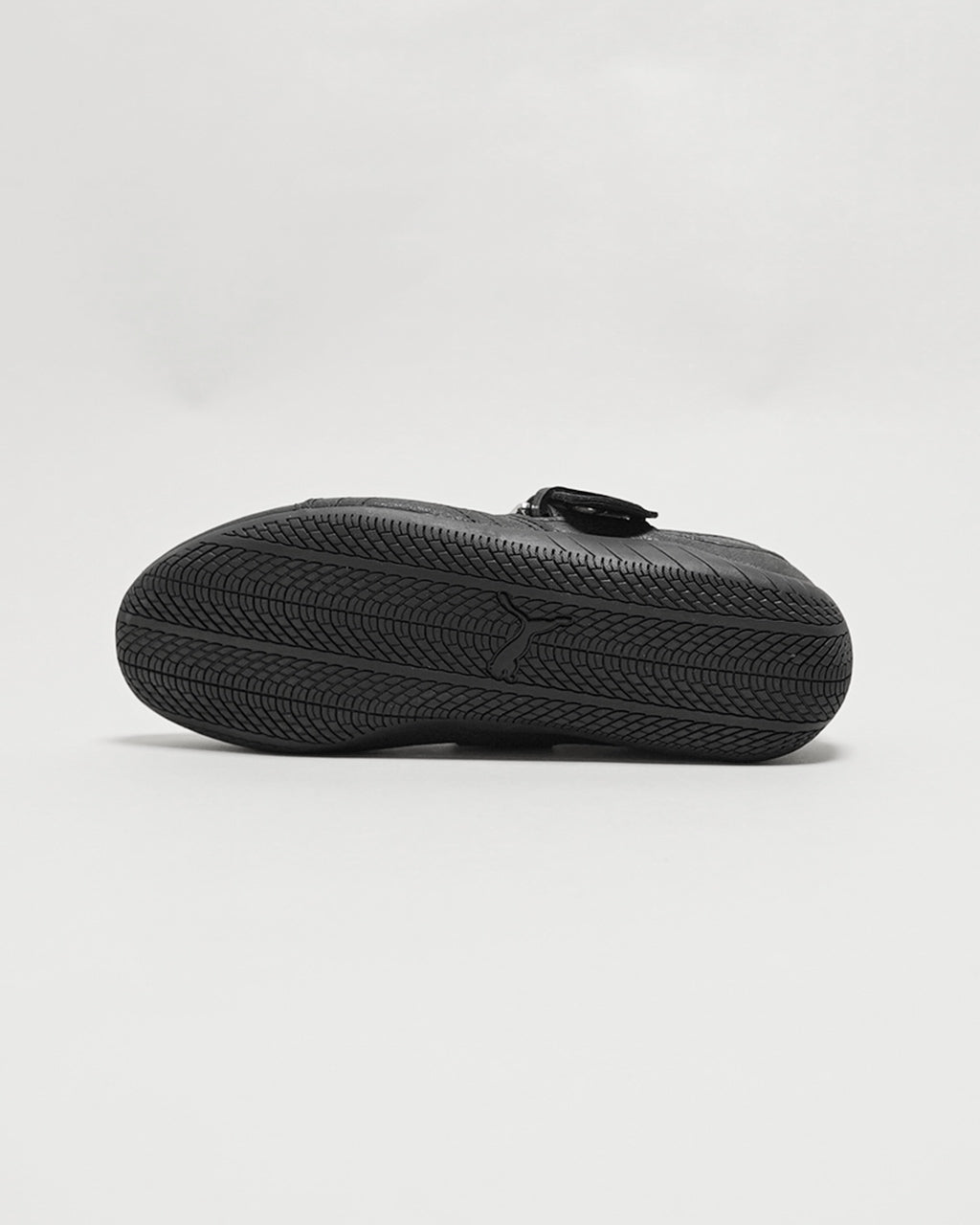 PUMA SPEEDCATバレエシューズの黒色ソールを横から見た写真。滑らかなアウトソールと編み込まれた模様が特徴的な、一体感のあるデザイン。