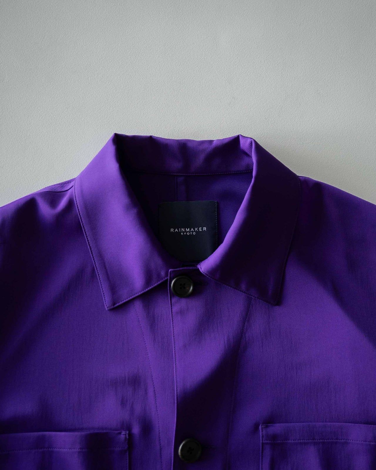 紫のSUPPLE WORK SHIRT RM262-016のアップショット。襟元と前立てを中心に、艶やかな生地感とドレープが際立つディテール写真。