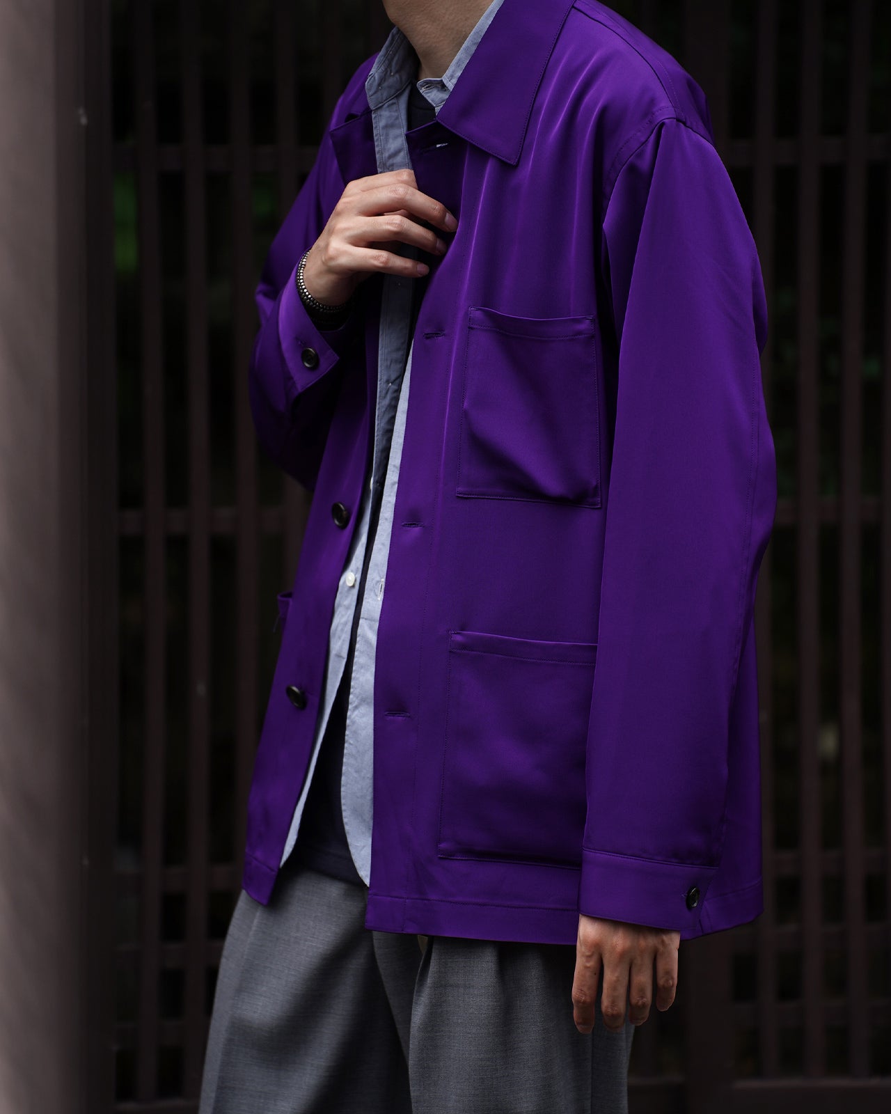 紫色のSUPPLE WORK SHIRT RM262-016を着用した上半身のアップ。光沢のあるトリアセテート混紡の生地と前面ポケットが際立つエレガントな佇まい。