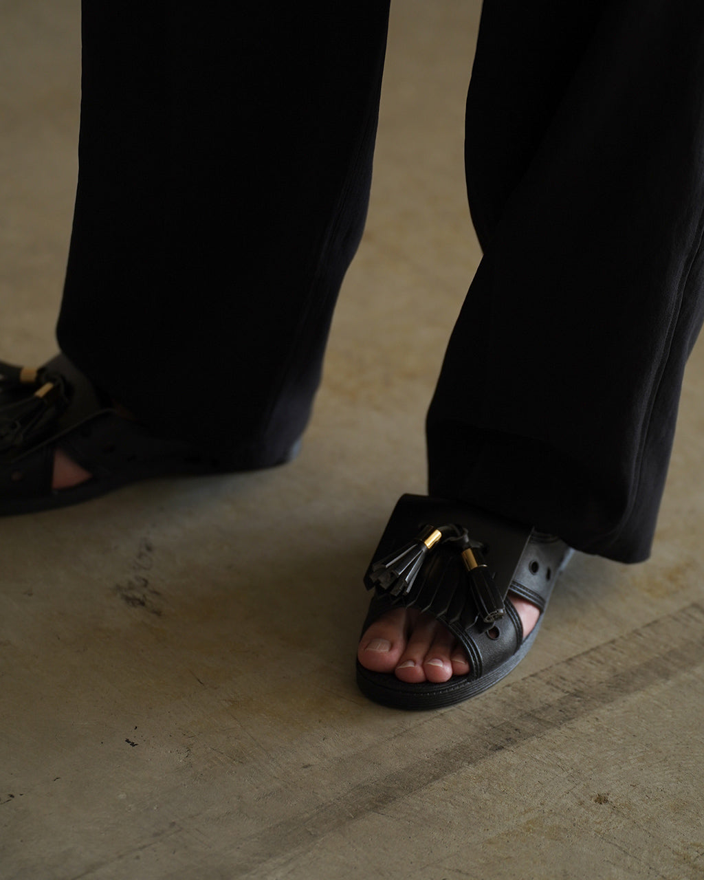 TASSELED RUBBER SLIDES RM261-054