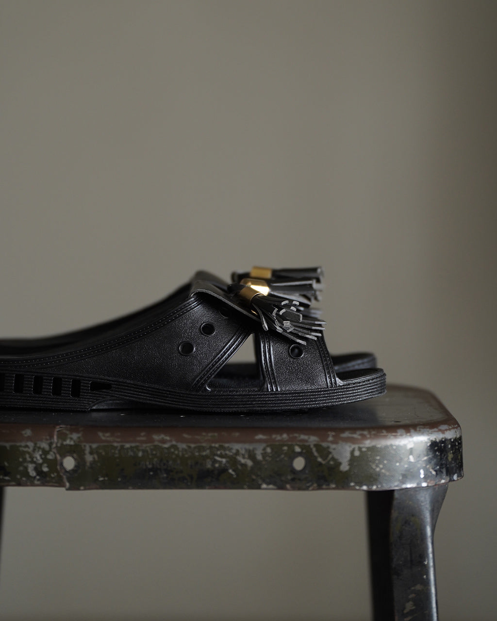 TASSELED RUBBER SLIDES RM261-054