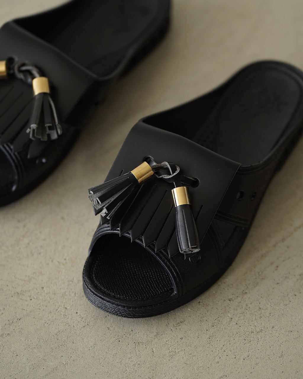 TASSELED RUBBER SLIDES RM261-054