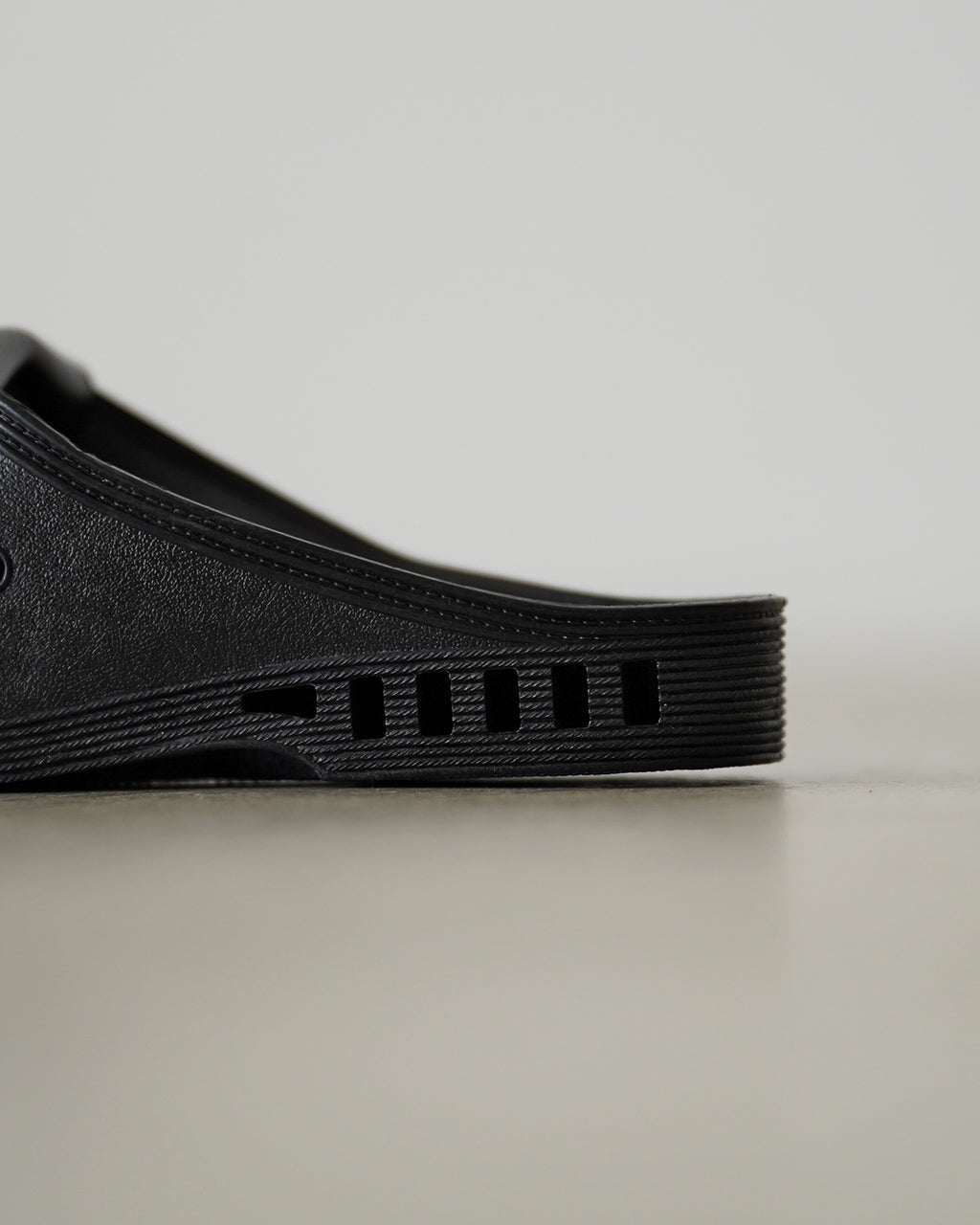 TASSELED RUBBER SLIDES RM261-054