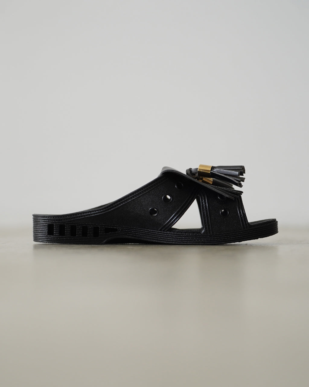 TASSELED RUBBER SLIDES RM261-054