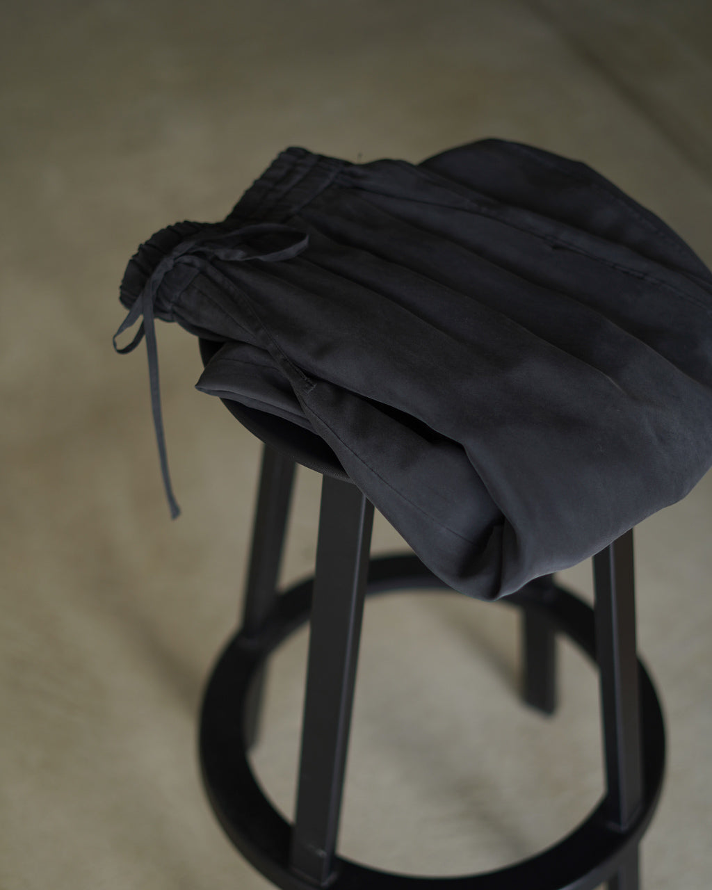SACRA サクラ PREMIUM SILK SANDWASH PANTS プレミアムシルク サンドウォッシュ パンツ ブラック | Crouka(クローカ)