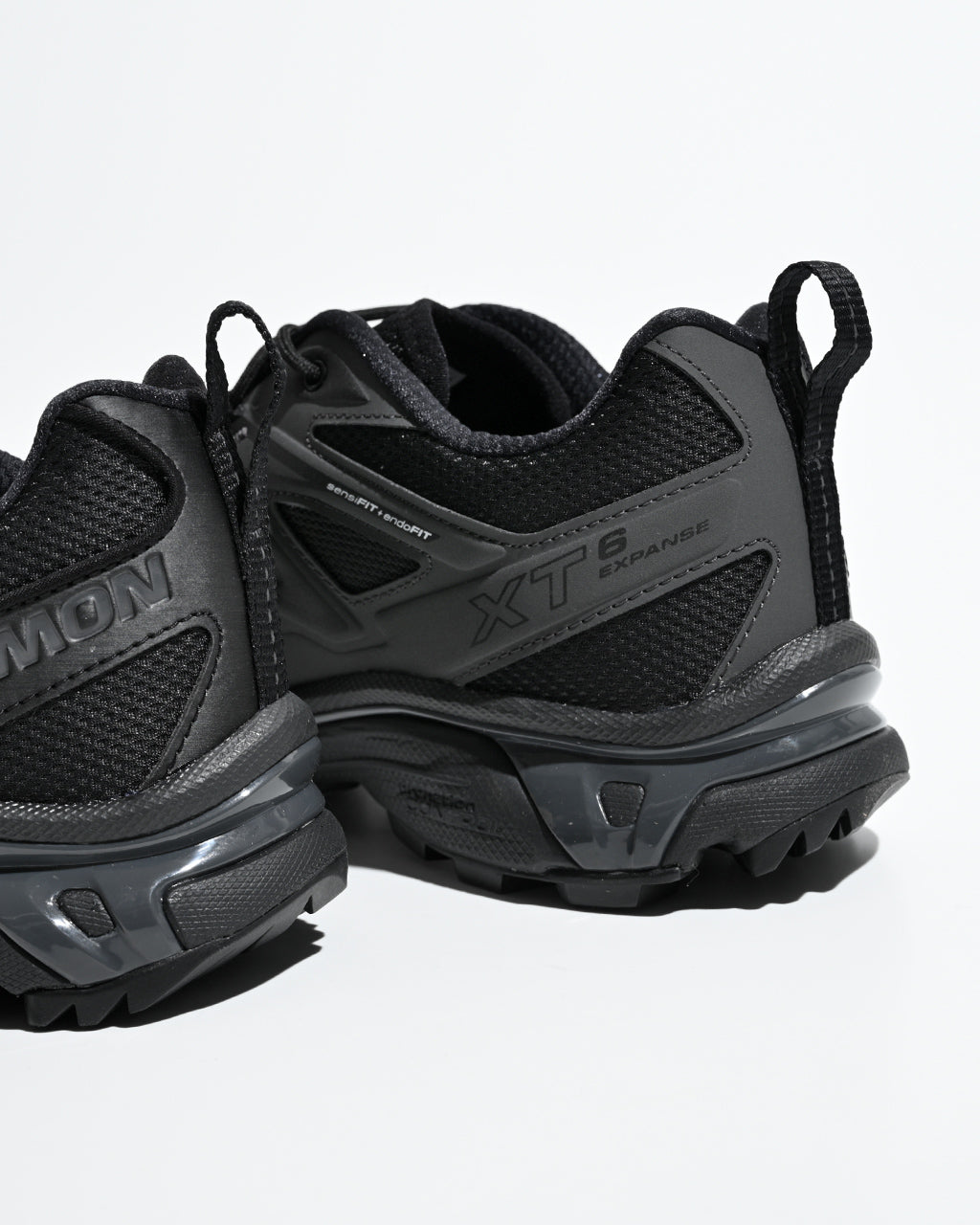 黒のサイドビューで、ソールにグレーの層が入ったSALOMON XT-6 EXPANSEのスポーティなランニングシューズ正面寄りのアップ写真