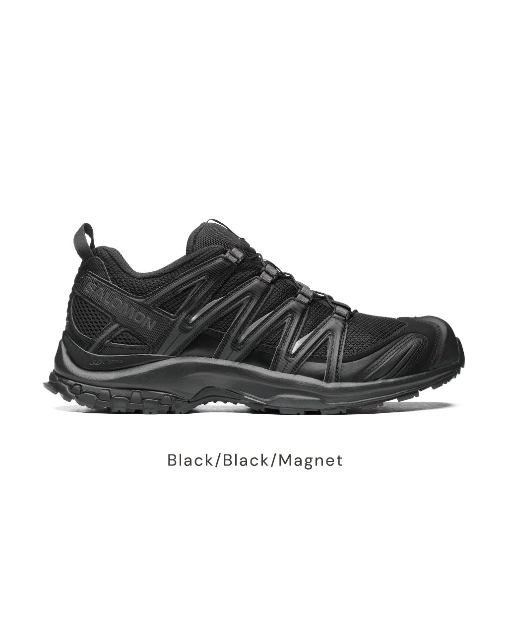 ブラック系のSALOMON XA PRO 3Dの側面ショット。立体的なサイドダブルストラップとメッシュ素材、太めのアウトソールが特徴的なランニングシューズです。