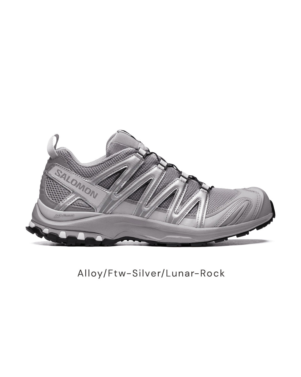 SALOMONのグレー系スニーカー、ソールが厚く安定感のあるトレイルタイプ。メッシュ素材と側面の立体デザインが特徴的な一足。