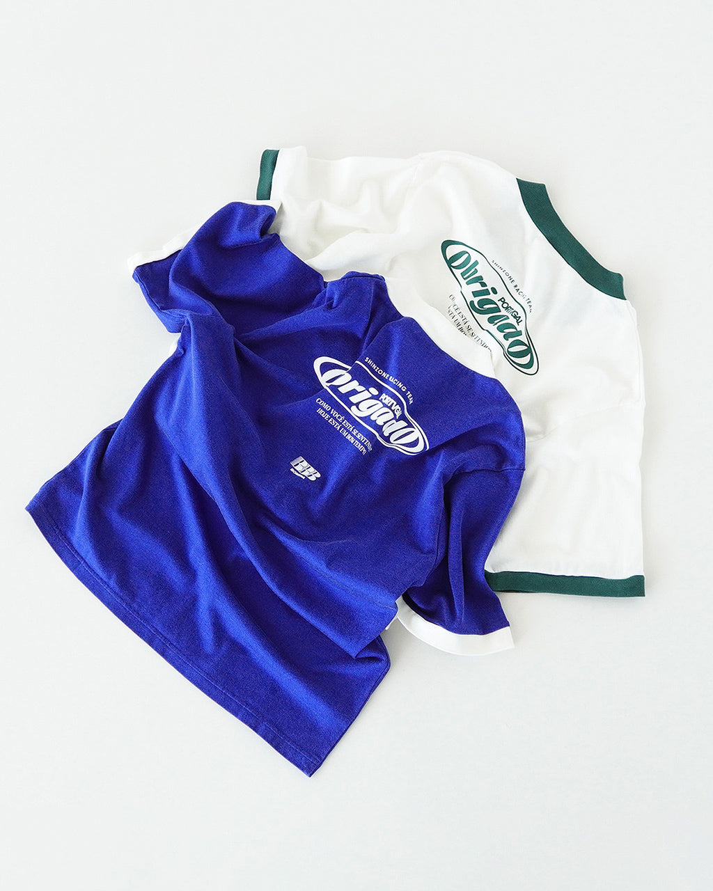 【SALE!30%OFF】オブリガード 半袖Tシャツ ロゴ Vネック カットソー プレーティング天竺 フットボール風 バックプリント OBRIGADO TEE 25MMSCU02