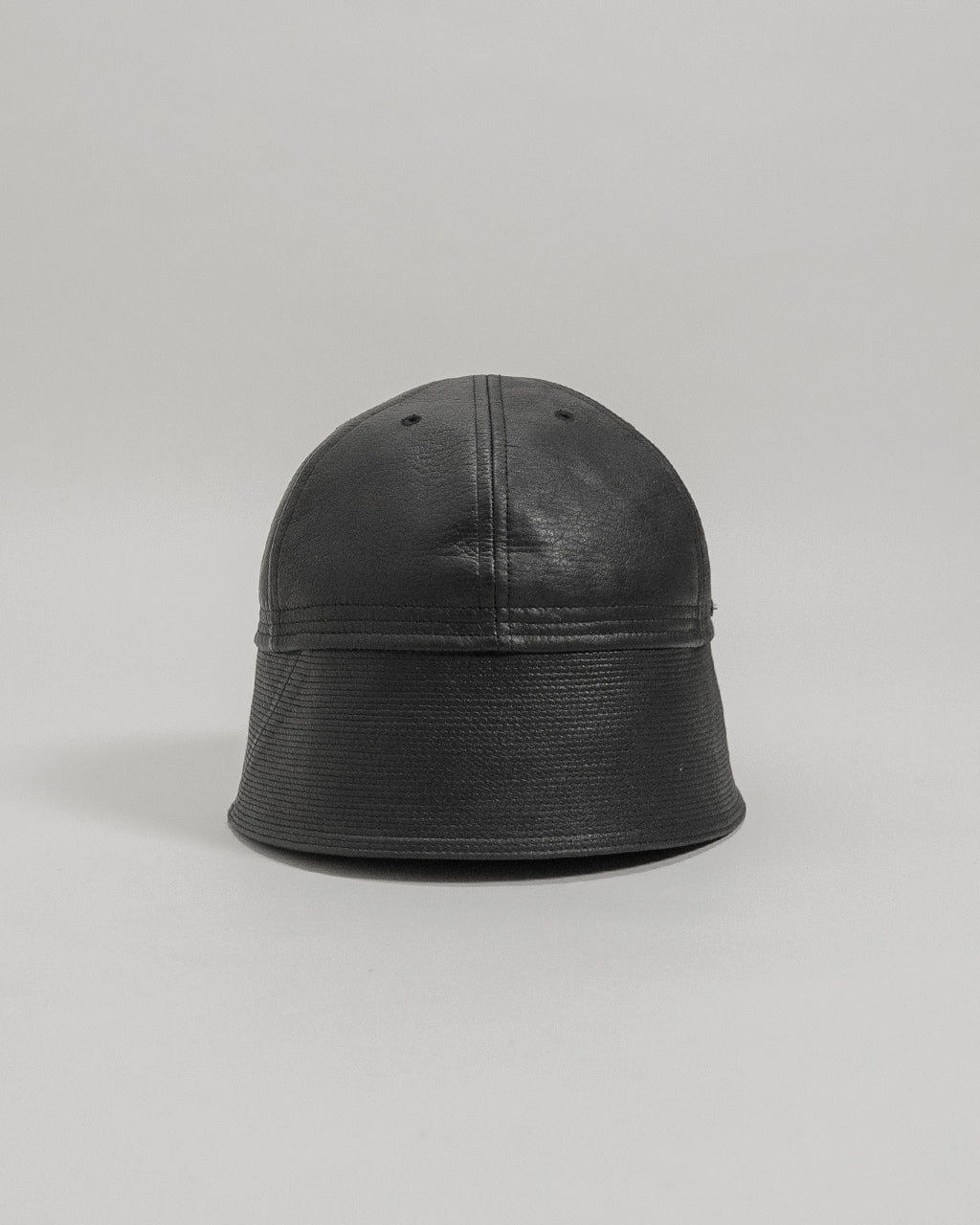 ブラックのレザー素材で作られたCOWHIDE SAILOR HATの正面ショット。つばは短めで丸みを帯び、クラシックなシルエットを示す。