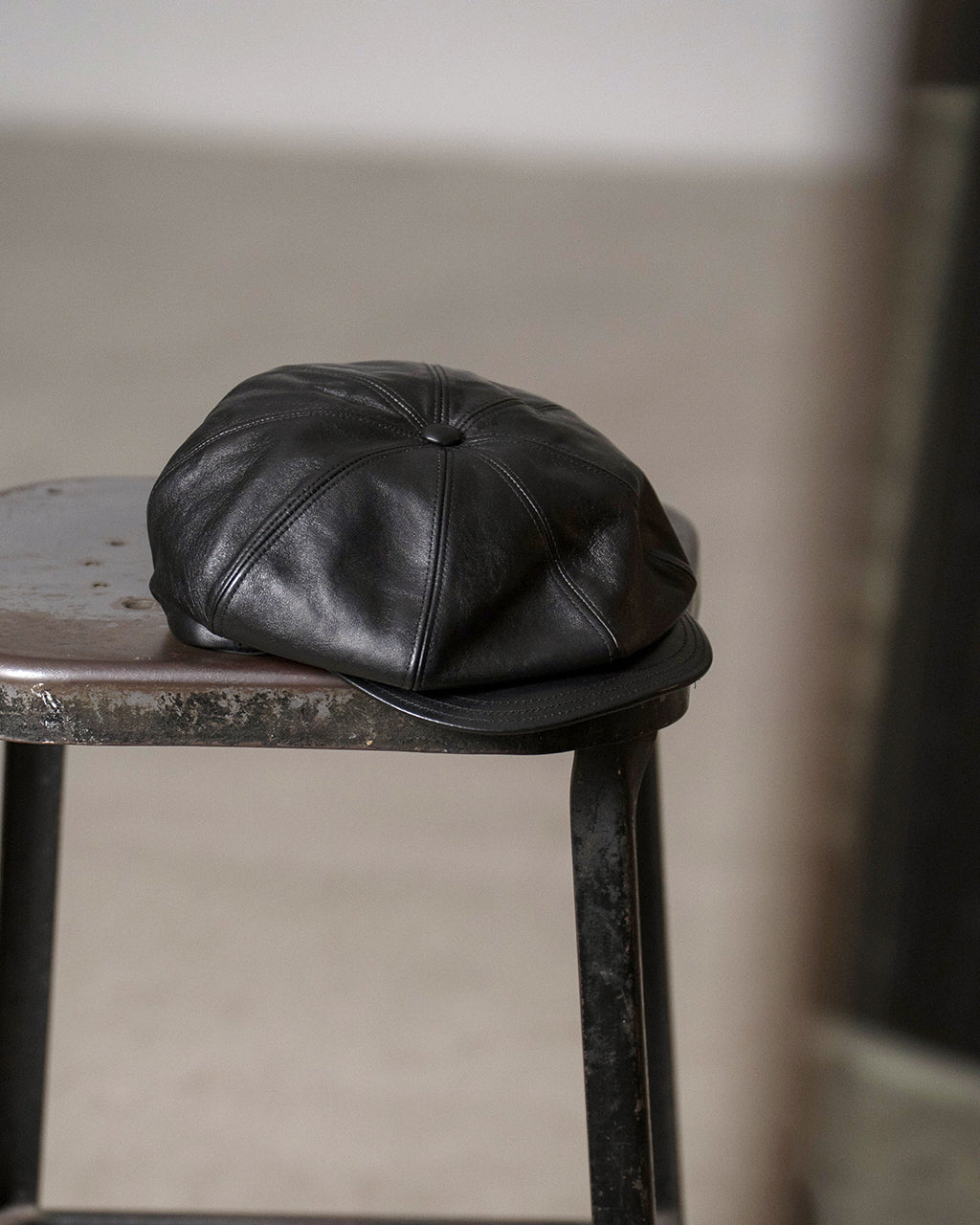 SOLARIS&CO. HORSEHIDE CASQUETTE / OLDBOY V01005。黒のレザーキャスケットがテーブルの上に置かれた正面ディテール写真