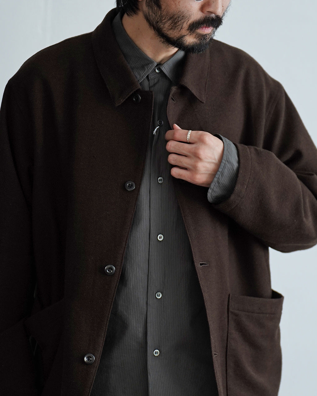 ブラウン系の Wool mixed 4B jacket の前面アップ。コットンウール混の生地感と4つボタンのディテールが伝わる着用イメージ。