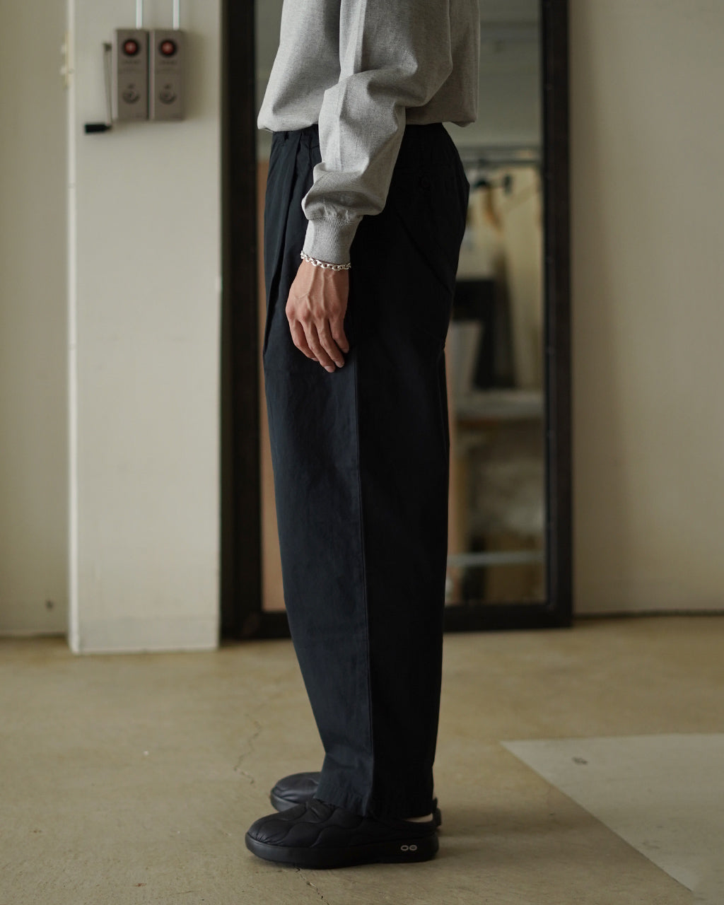 STILL BY HAND Garment-dye deep tuck pants PT02253