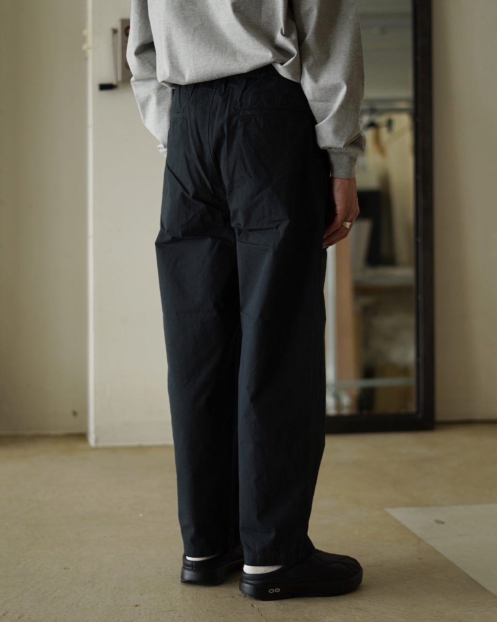 STILL BY HAND Garment-dye deep tuck pants PT02253