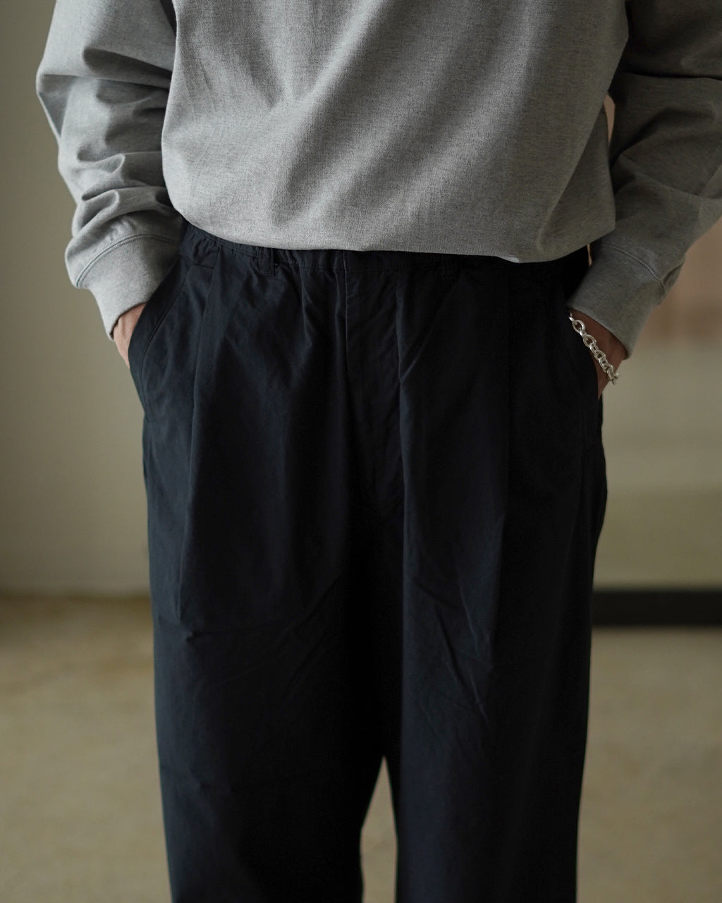 STILL BY HAND Garment-dye deep tuck pants PT02253