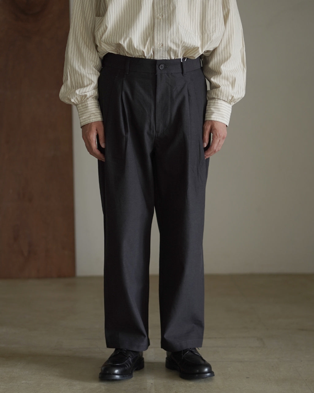 Deep tuck pressed pants PT06253