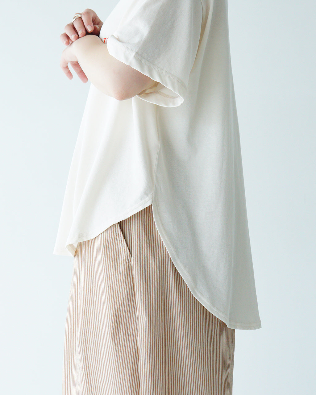 【SALE!40%OFF】tumugu ツムグ DEPEND天竺 プリント裾ラウンドT Tシャツ トップス カットソー TC25210