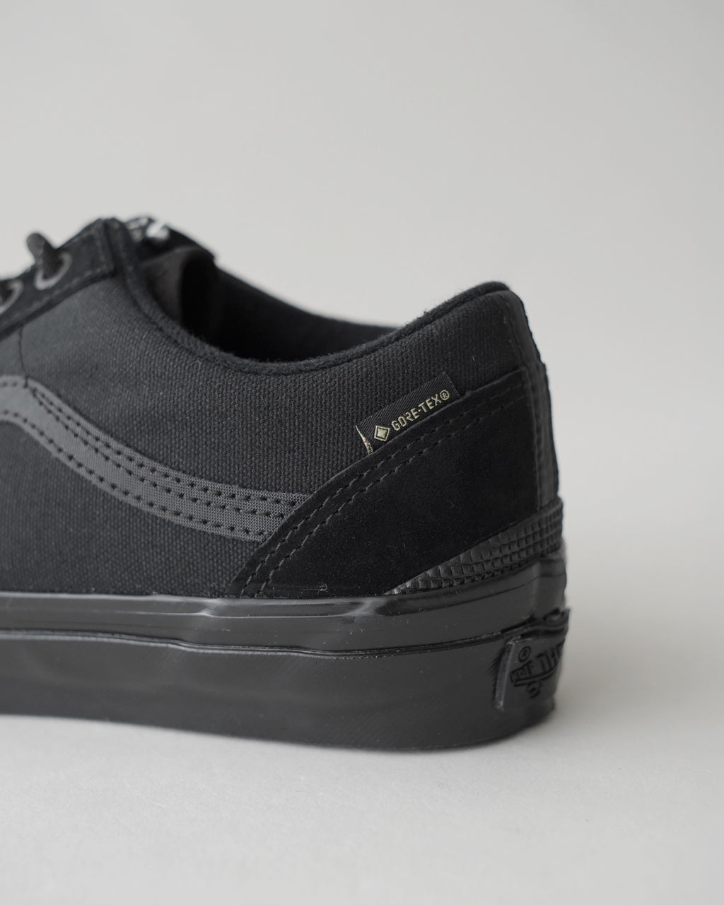 VANS LX Old Skool GTXのブラック系サイドからの近接ショット。GORE-TEXタグが側面に露出し、アッパーは耐水性素材とヌバック風パーツの組み合わせ。