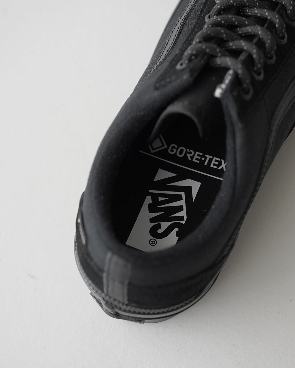 ブラック系のGORE-TEX搭載のVANS LX Old Skool GTXの内側を上から見たアップ。ローカットのデザインとシューレース、インソールにはブランドロゴが見える