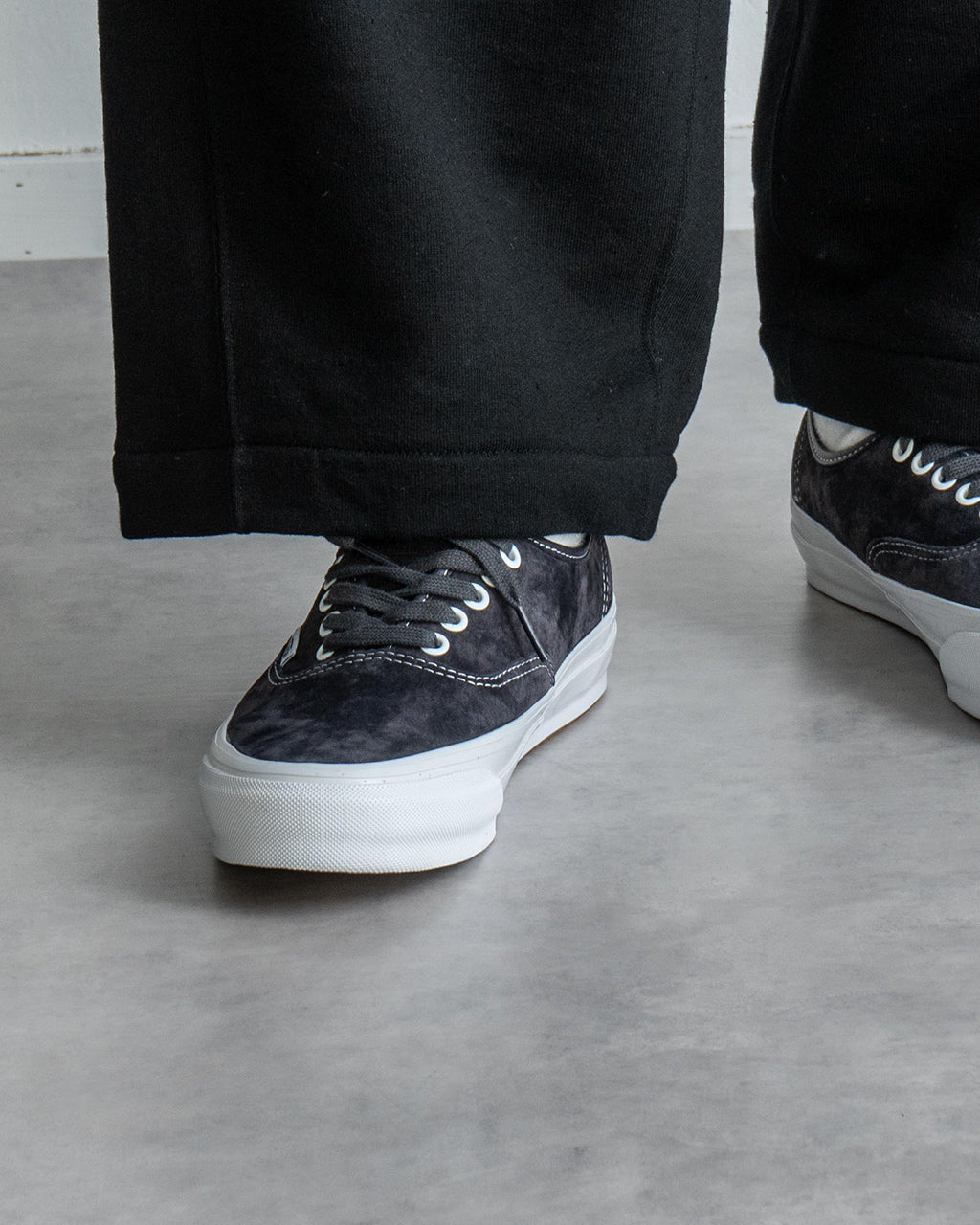VANS 밴즈 PREMIUM 오센틱 44 피그 스웨이드 스니커 Lx Authentic 44 로우 컷 레이스 업 스케이트보드 슈즈 신발 VN000D5KBYD【무료우송】