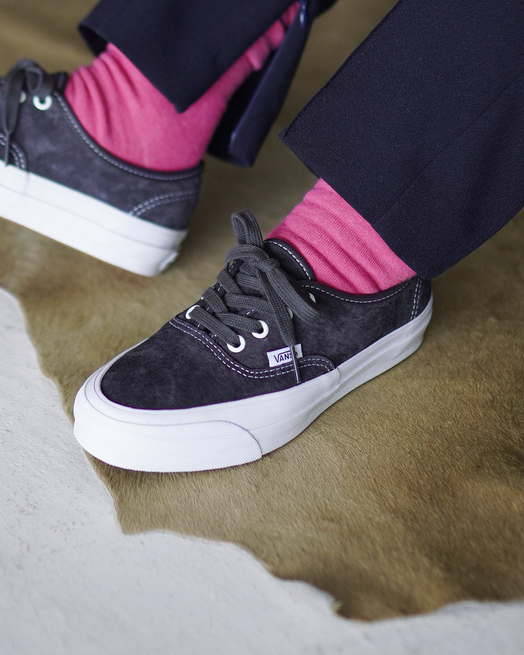 VANS 밴즈 PREMIUM 오센틱 44 피그 스웨이드 스니커 Lx Authentic 44 로우 컷 레이스 업 스케이트보드 슈즈 신발 VN000D5KBYD【무료우송】