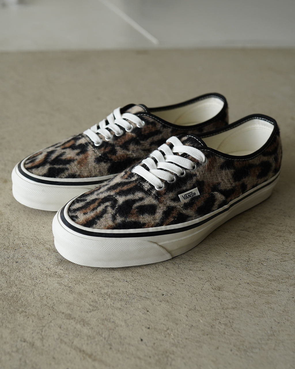 LX Authentic 44 VN000EBNYS8