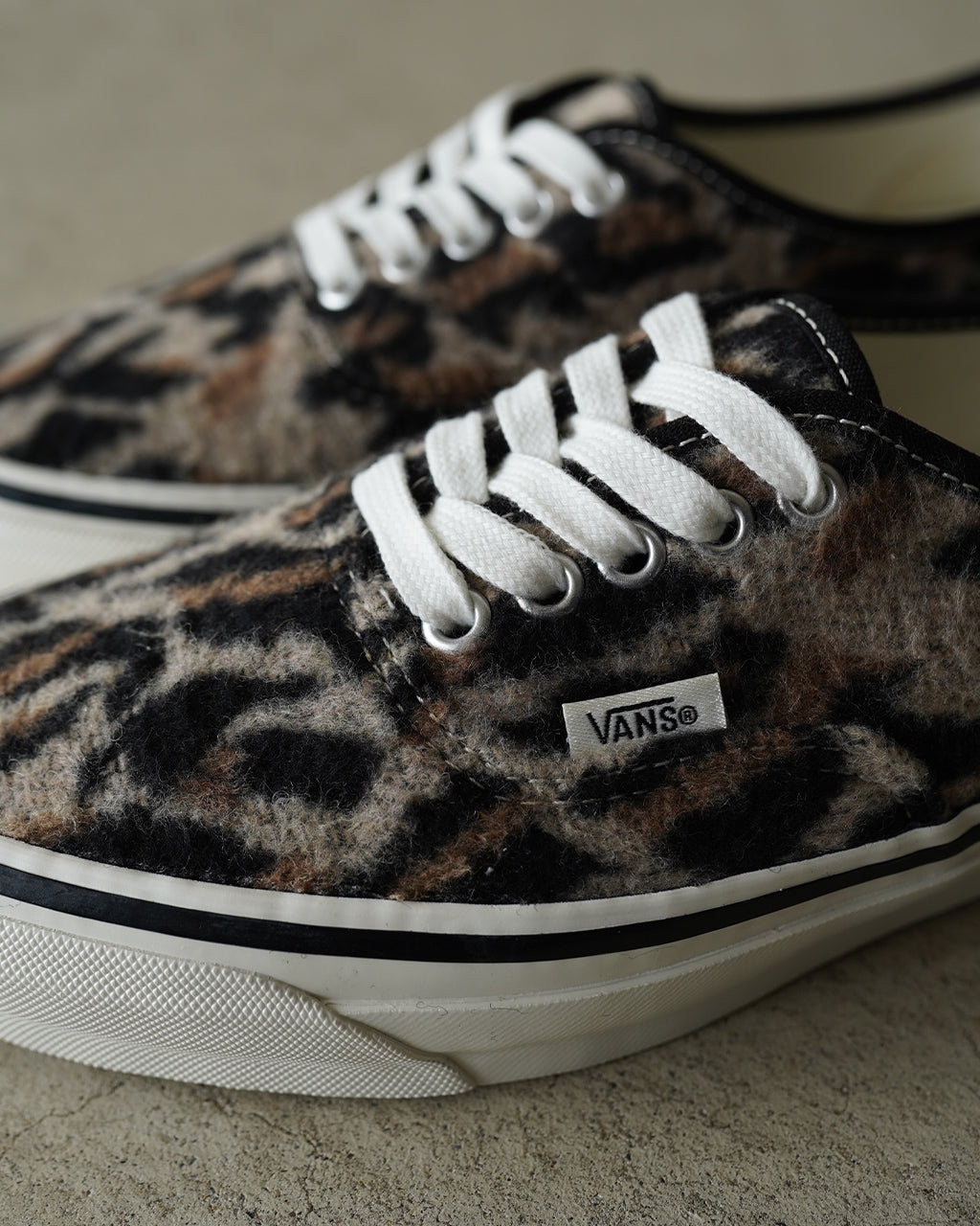 LX Authentic 44 VN000EBNYS8