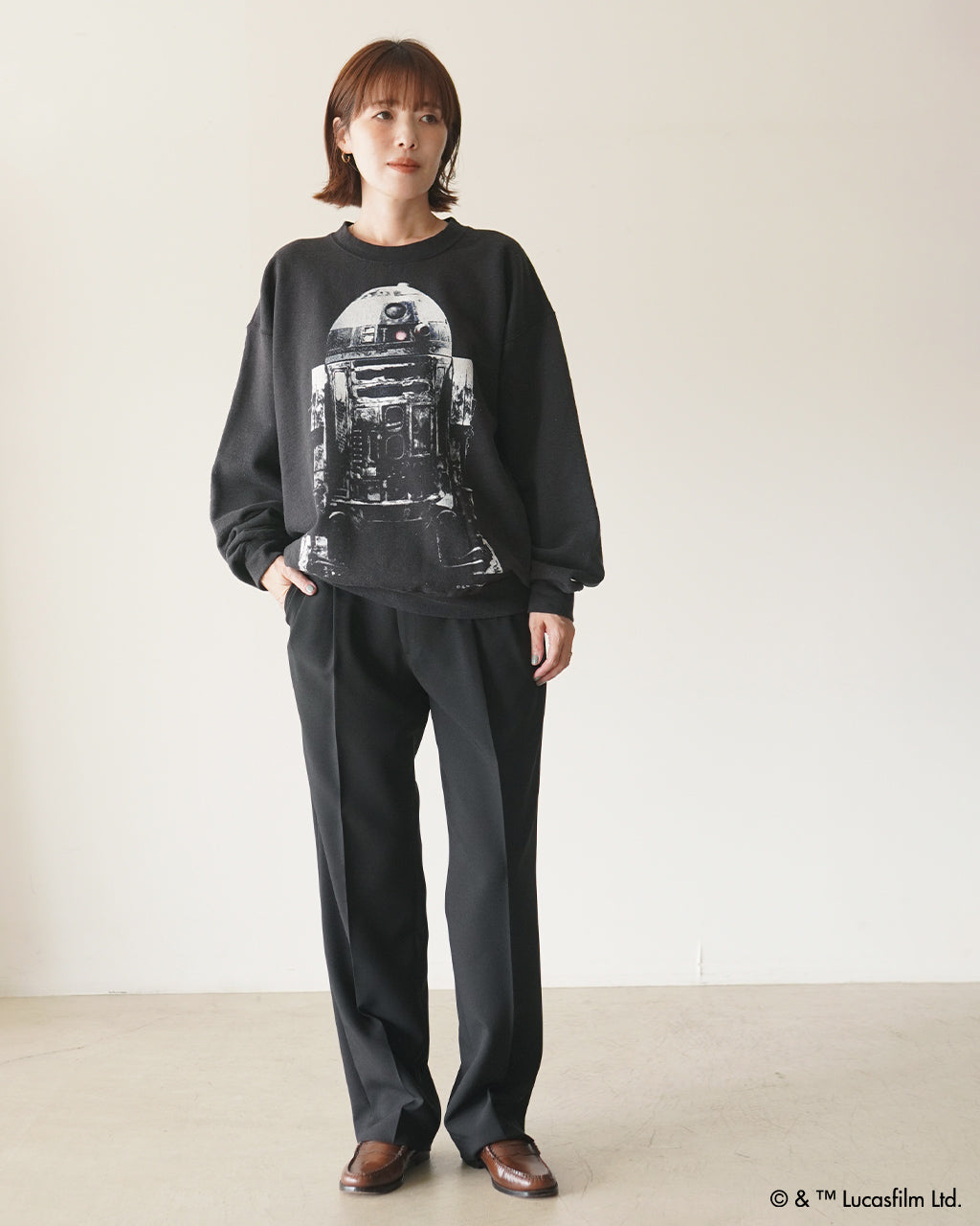 黒地にR2-D2のプリントが入った裏起毛スウェット。ゆったりシルエットで袖と裾はリブ仕様、モデル着用の落ち着いた雰囲気のアイテムです。