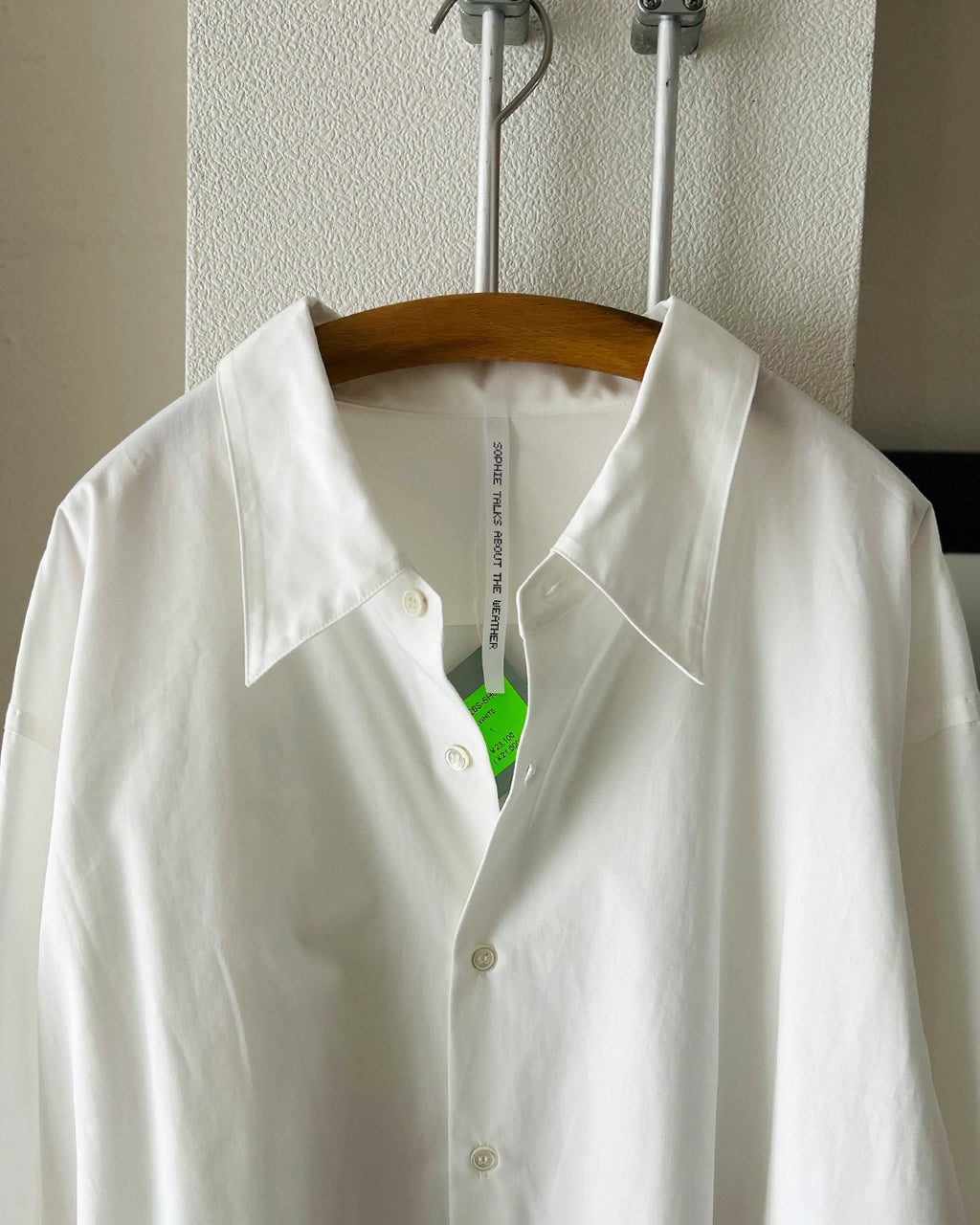 「SOPHIEの白シャツ」