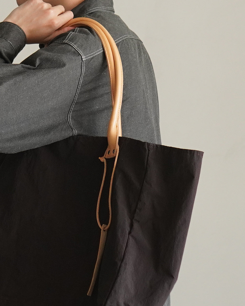 THE WEIGHTLESS TOTE 202TWT