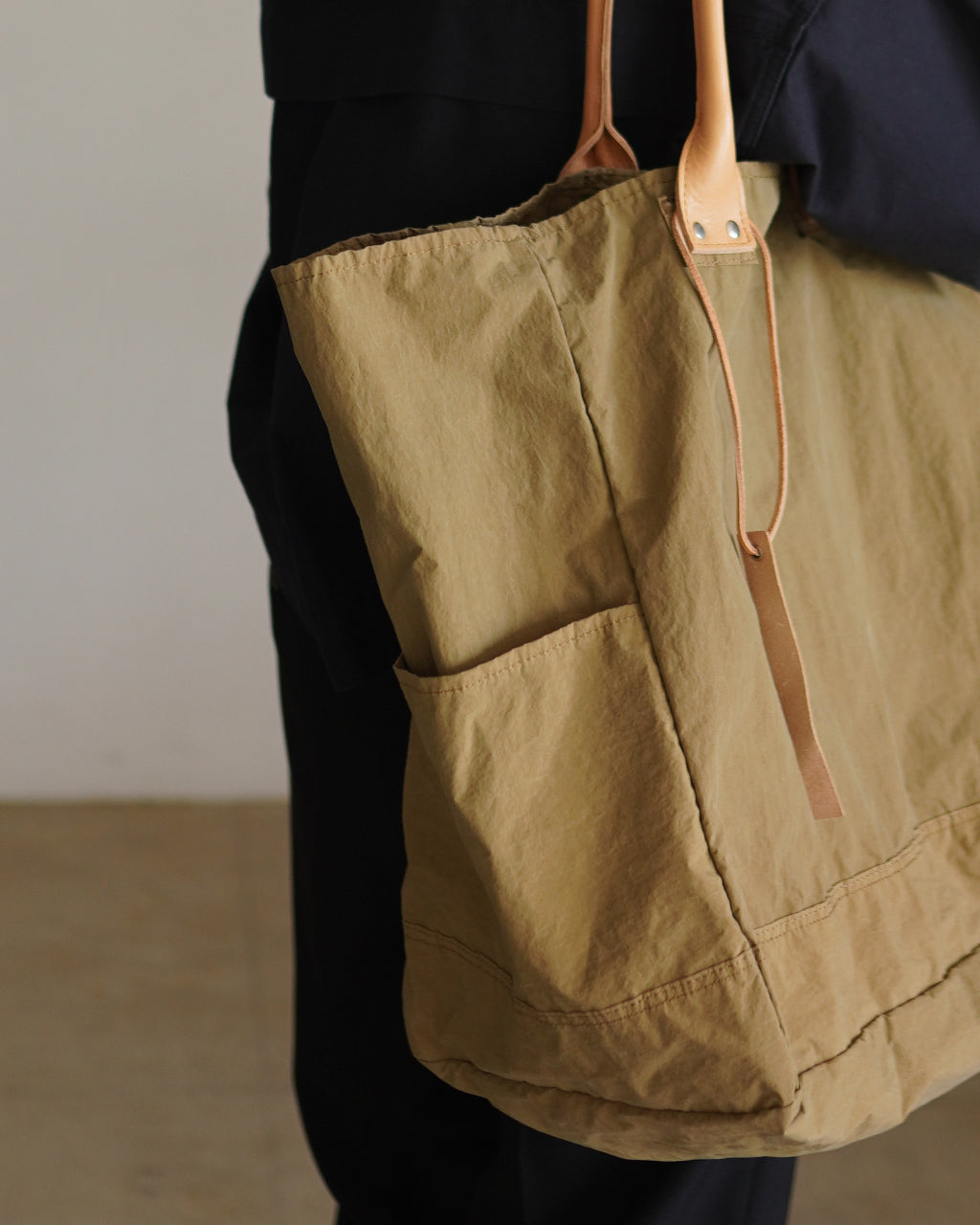 THE WEIGHTLESS TOTE 202TWT