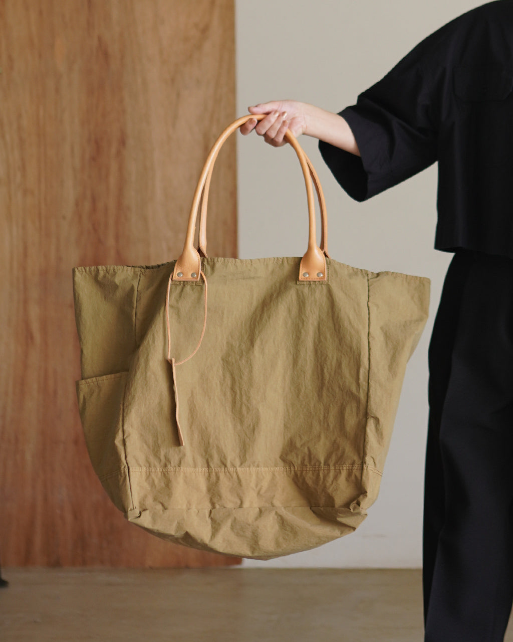 THE WEIGHTLESS TOTE 202TWT