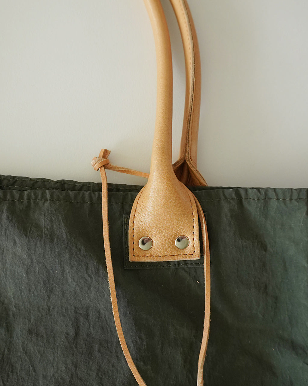THE WEIGHTLESS TOTE 202TWT