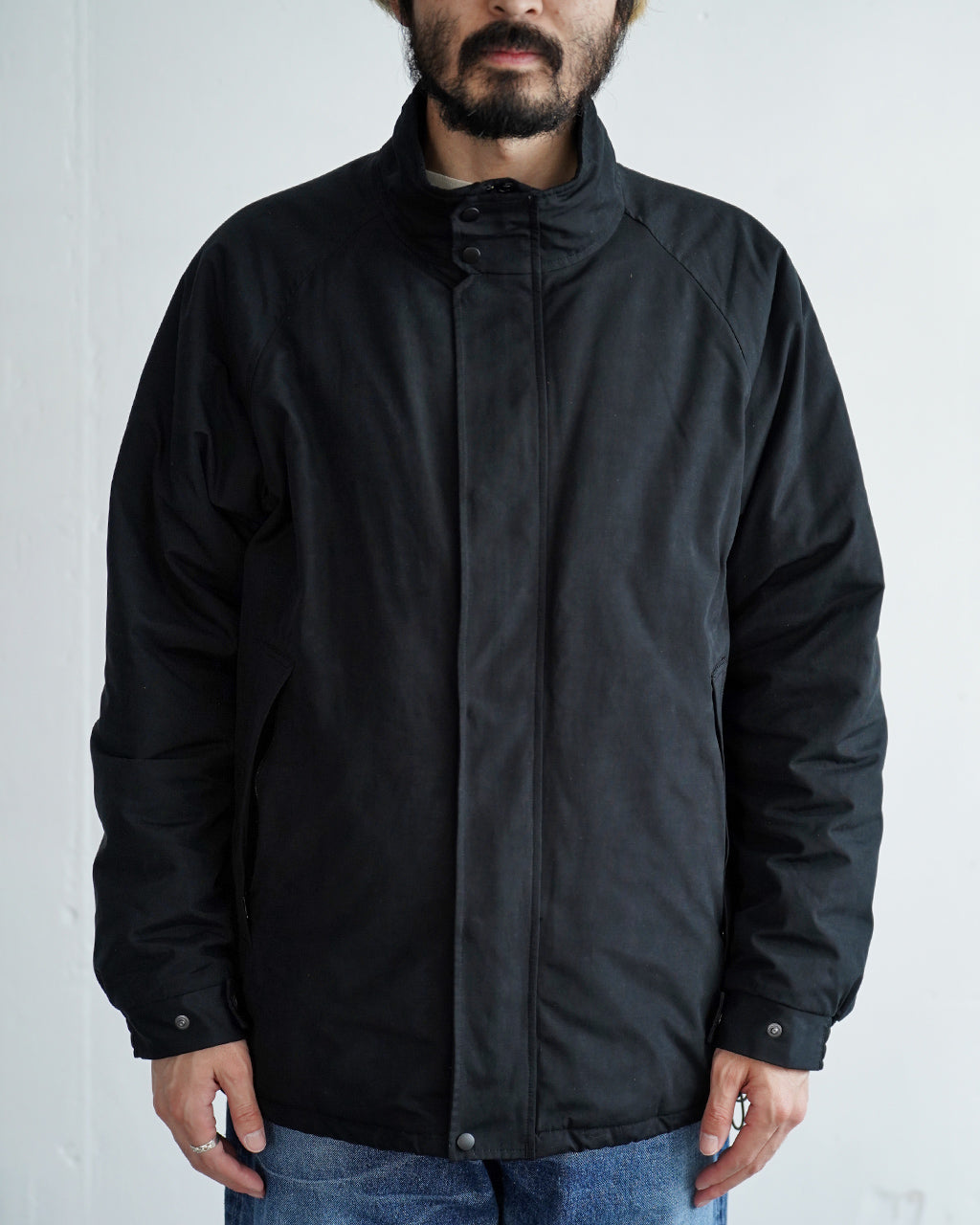 ブラックのBaggies Jacket Ver.2を前から着用した男性の正面ショット。ジップとスナップ付きの高めのスタンドカラーが特徴的で、ややゆったりとしたシルエットが分かる面持ち。