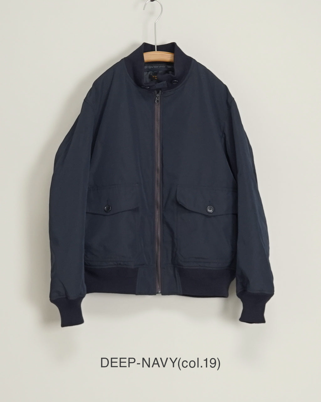 深いネイビーのPadded Wep Jacket。前開きジップと裾リブ、胸元と腰周りのボタン付きポケットが特徴的なミリタリー風ジャケットです。
