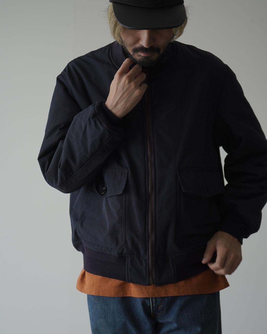 A VONTADEのPadded Wep Jacketの前面ショット。ダークネイビーのボディにジップアップとリブ仕様の裾、胸元とポケット周りの細部が見える正面画像。