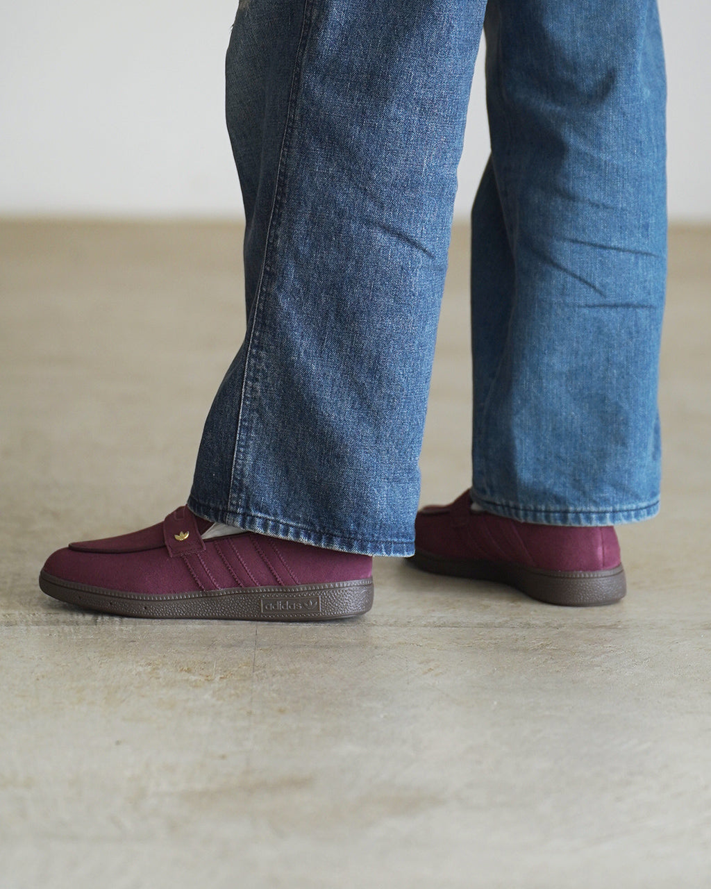 アディダスオリジナルス HANDBALL SPEZIAL LOAFER の前方と横から見える、ボルドー系のスエードローファー。브ウ