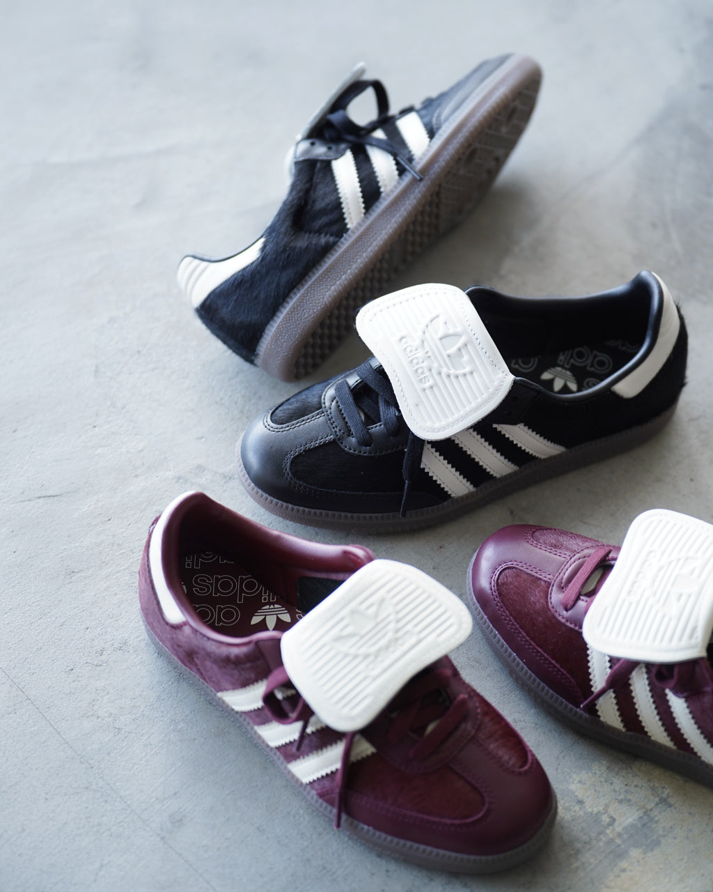 adidas originals サンバLTの黒と白のスニーカー。長めのシューレースと特徴的な三本ラインが際立ち、革とメッシュの異素材切替が見える横からのショット。