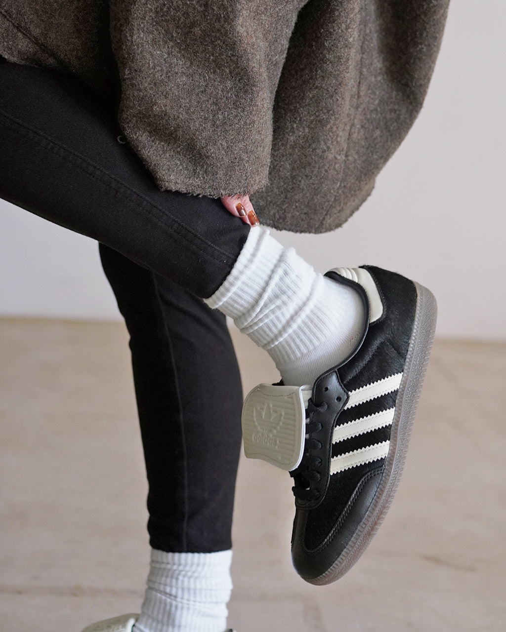 黒と白のスニーカー、横向きのシルエットが映える adidas originals SAMBA LT。黒カラーのアッパーに白の3本ラインとグレーのソールが特徴。靴紐はブラックとホワイトの2種が付属します。