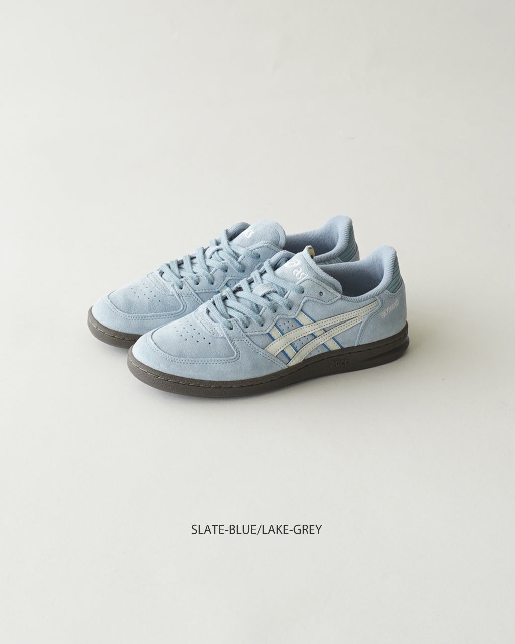 SLATE-BLUE/LAKE-GREYのASICS SKYHAND OGを斜め上から並べた1足