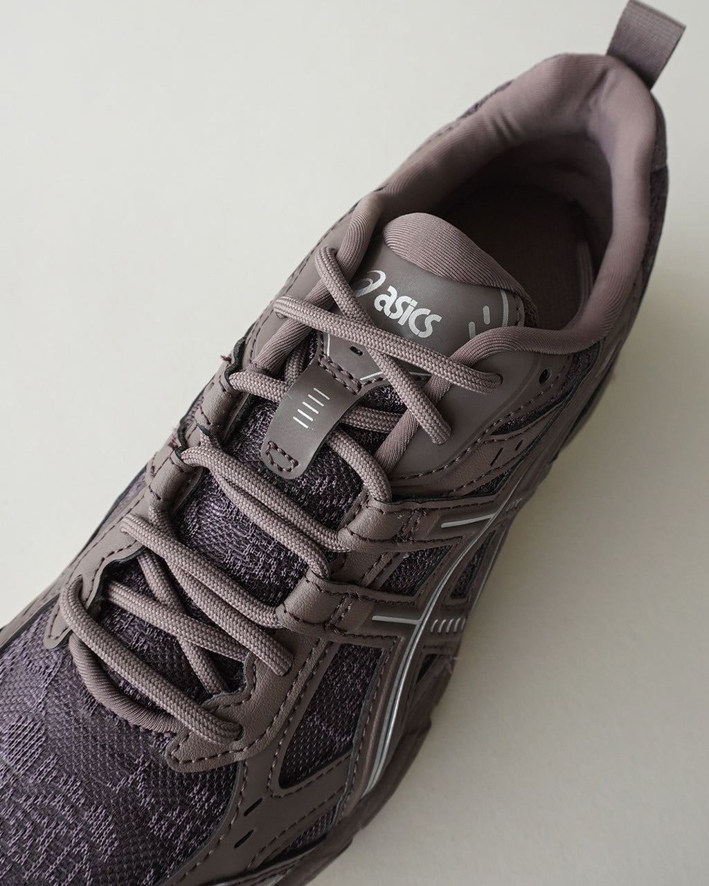 ココア系GEL-NUNOBIKIの履き口とシューレース部分の寄り、ASICSロゴとタンの形状が見える