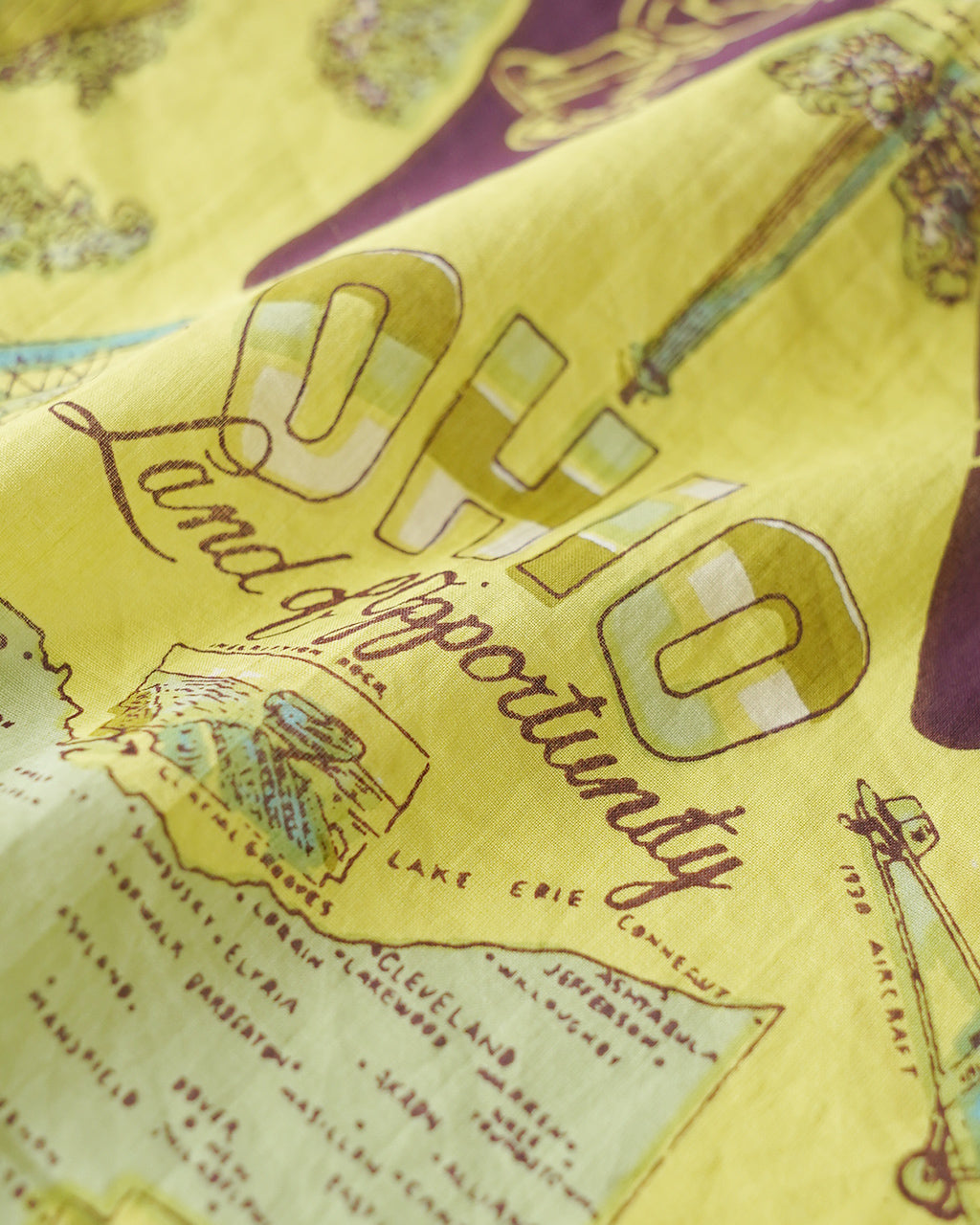 イエローの柄物ストール Ohio Bandana 50×50cmの拡大アップ。布地の質感とプリントデザインが鮮やかに映るディテール画像